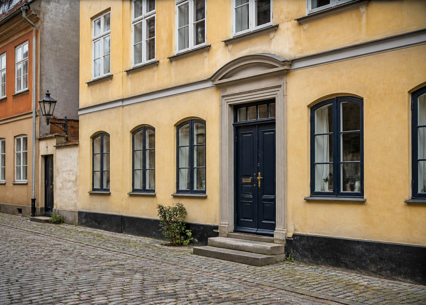 Historiallisen tallinnalaisen kaupunkitalon julkisivu, sininen ovi ja kaari-ikkunat